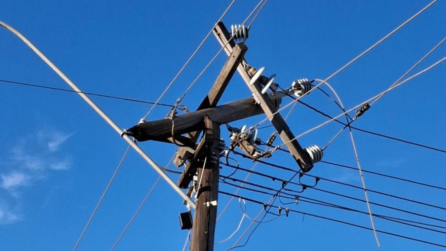 Broken electricity pole as a result of a pole top fire